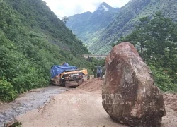 Lai Châu: Sạt lở, đá lớn rơi trúng máy xúc làm một người tử vong