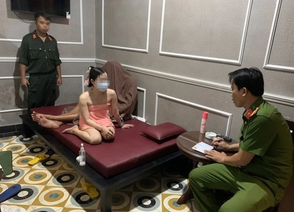 "Thiếu hụt" nhân viên massage, cô gái 17 tuổi lên mạng mua ba bé gái vị thành niên