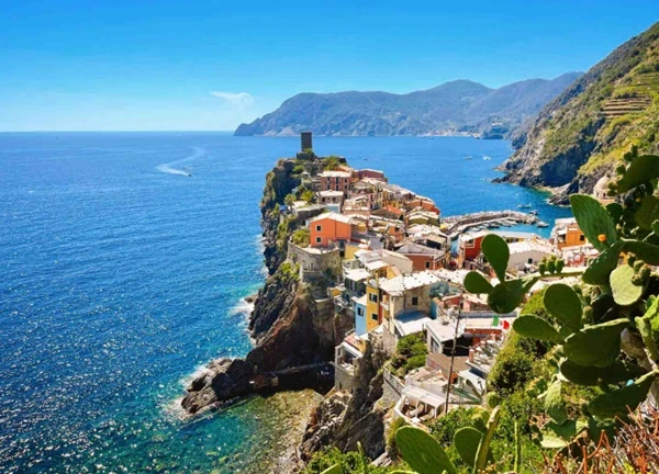 Ngắm những ngôi làng sắc màu ở Cinque Terre từ trên cao