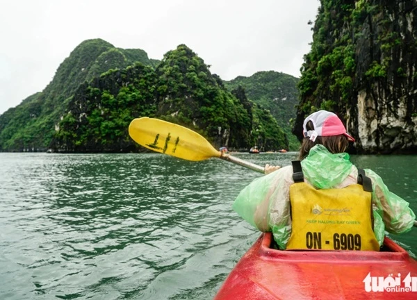 Chèo thuyền kayak ngắm làng chài Vung Viêng, trải nghiệm vịnh thiên đường Hạ Long