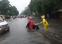 Hà Nội: Mưa lớn gây ngập úng cục bộ tại nhiều tuyến phố, giao thông di chuyển khó khăn