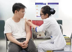 Người lớn có cần tiêm nhắc vaccine sởi?