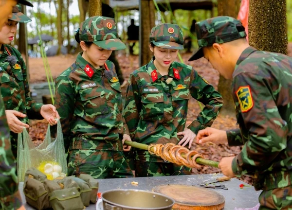 Sao nhập ngũ tập 2: Uyển Ân, Mie vượt qua nỗi sợ để ăn rắn nướng