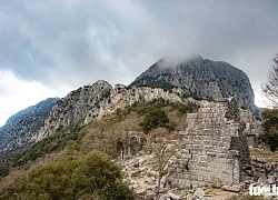 Nghe gió, ngắm mây trên những cổng đá ngàn năm của Termessos