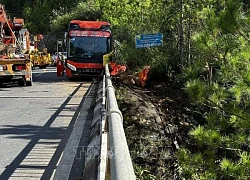 Xe giường nằm lao xuống vực ở Lâm Đồng, hành khách đập kính thoát thân