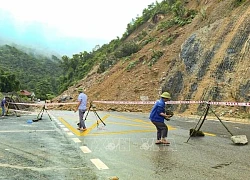 Điện Biên: Sạt lở đất đá vùi lấp hoàn toàn mặt đường Quốc lộ 12