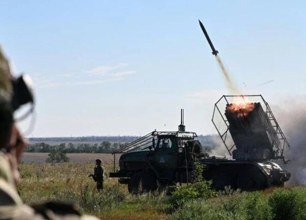 Dồn lực đột kích Kursk, Ukraine "hở sườn" ở Donetsk