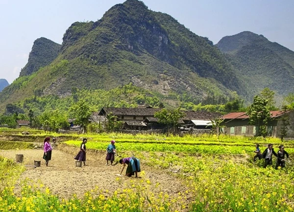 Nhù Sang Hang động kỳ thú trên cao nguyên đá