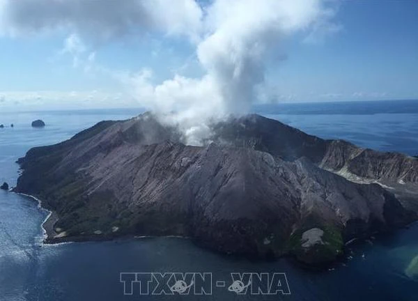 Núi lửa White Island 'thức giấc', nhiều chuyến bay bị huỷ bỏ