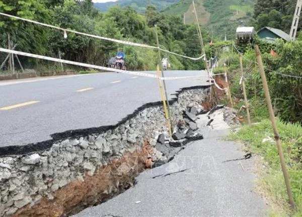 Sạt lở nghiêm trọng trên Quốc lộ 15C nối huyện biên giới Mường Lát về xuôi