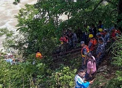 Số người thiệt mạng trong vụ xe khách lao xuống sông ở Nepal tăng mạnh