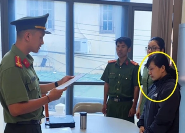 Thiếu phụ vừa bán ma túy, vừa bán... súng quân dụng