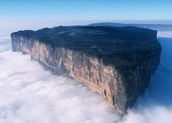 "Hòn đảo" kỳ ảo giữa biển mây ở Venezuela