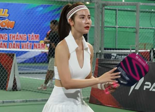 Huyền Lizzie đi chơi pickleball hàng ngày, chụp ảnh liên tục, tập lúc nào?