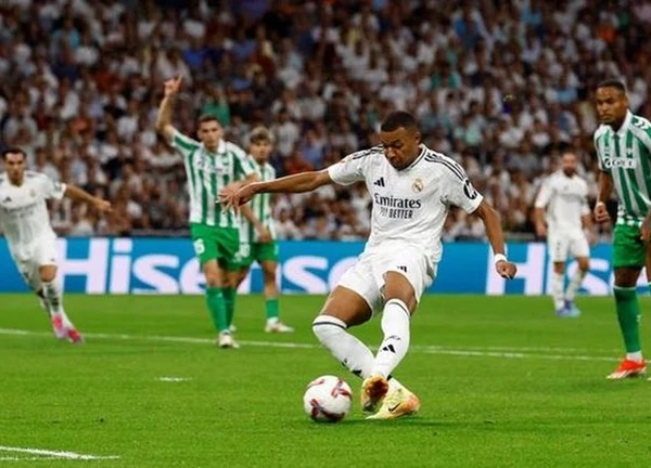 Kylian Mbappe nhẹ nhõm sau cú đúp giúp Real Madrid thắng Betis 2-0