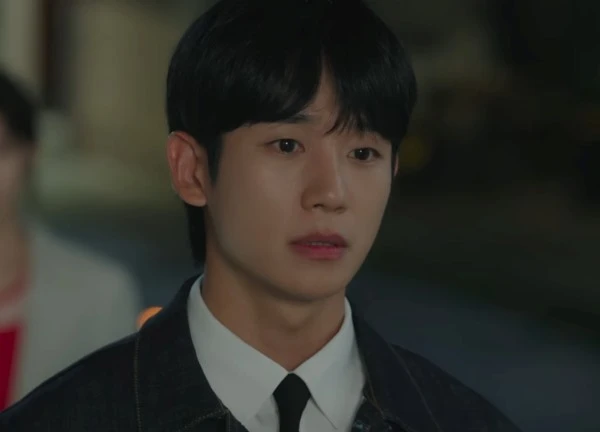 Love Next Door tập 6: Jung Hae In khoe body siêu "mlem", Jung So Min phát hiện bí mật của cậu bạn thân