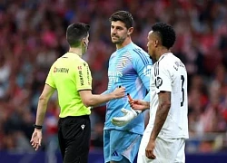 Courtois bị ném bật lửa, derby Madrid gián đoạn trong gần 20 phút