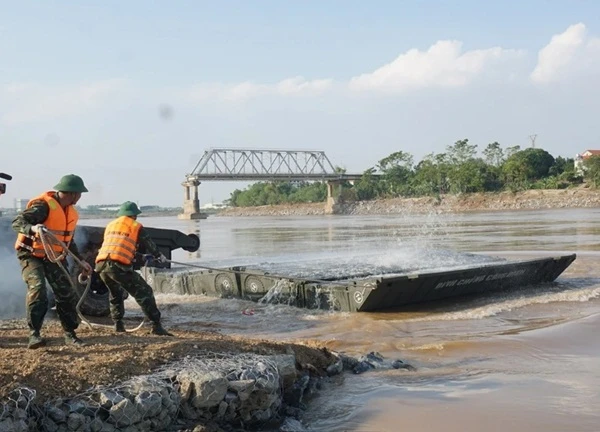 Quân đội chuẩn bị những bước cuối cùng thiết lập cầu phao Phong Châu