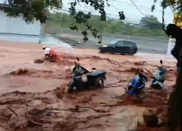 Lũ cát tràn xuống đường, cuốn trôi cô gái đi xe máy ở TP Phan Thiết