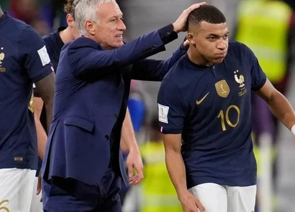 Ngôi sao Mbappe bị đàn anh trên tuyển Pháp chỉ trích