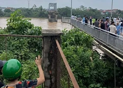 Clip ô tô rơi xuống sông thời điểm sập cầu Phong Châu