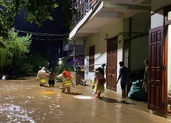 Lũ ào ào tràn vào TP Cao Bằng, công an cõng cháu nhỏ đi sơ tán