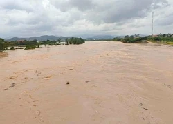 Nước lũ vây quanh, nhiều nơi ở Bắc Giang bị cô lập