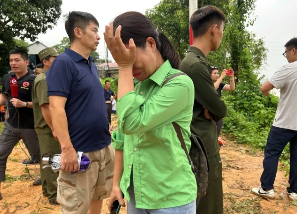 Vụ sập cầu Phong Châu: Vợ chồng tài xế mới gọi điện cho nhau, 30 phút sau thì mất liên lạc