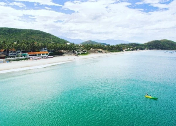 Bãi tắm ở Nha Trang được ví như Hawaii thu nhỏ, khách 'phát cuồng' vì quá đẹp