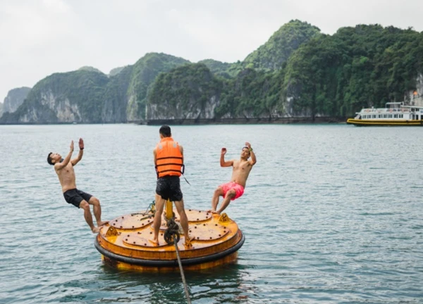 Băng 'cung đường đẹp nhất miền Bắc', khám phá ngôi làng trăm năm tuổi ở Cát Bà