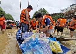 Cận cảnh những chuyến xuồng xuôi ngược, chở đầy nghĩa tình tại &#039;rốn lũ&#039; Thái Nguyên