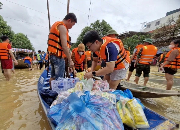 Cận cảnh những chuyến xuồng xuôi ngược, chở đầy nghĩa tình tại 'rốn lũ' Thái Nguyên