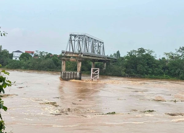 Chưa tìm thấy nạn nhân mất tích trong vụ sập cầu Phong Châu