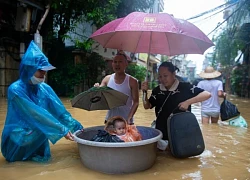 Đưa trẻ nhỏ, người già ở ven đê Hà Nội chạy lụt, nhiều người về quê tránh lũ