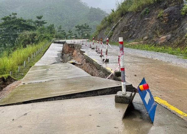 Đường vào thôn Làng Nủ bị lũ quét ở Lào Cai tiếp tục khó khăn vì sạt lở taluy