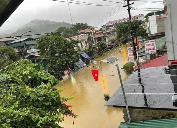 Hai nàng WAG quê Tuyên Quang tự mình đến vùng lũ giúp đồng bào, chỉ xin ủng hộ đồ ăn chứ không nhận tiền vì một lý do