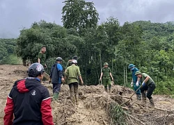 Mở đường cứu hộ vào thôn bị lũ quét ở Lào Cai