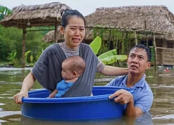 Sự thật về bức ảnh vợ chồng cùng con nhỏ khóc trong 'biển' nước lũ tại Hà Giang