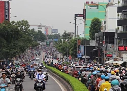 Tai nạn chết người ở dốc cầu, cửa ngõ TPHCM kẹt cứng trong giờ cao điểm