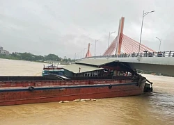 Tàu rỗng, nhà nổi trôi tự do mắc kẹt vào cầu Vĩnh Phú