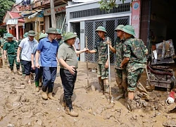 Thủ tướng lội bùn thăm hỏi dân, động viên các lực lượng cứu hộ tại Yên Bái