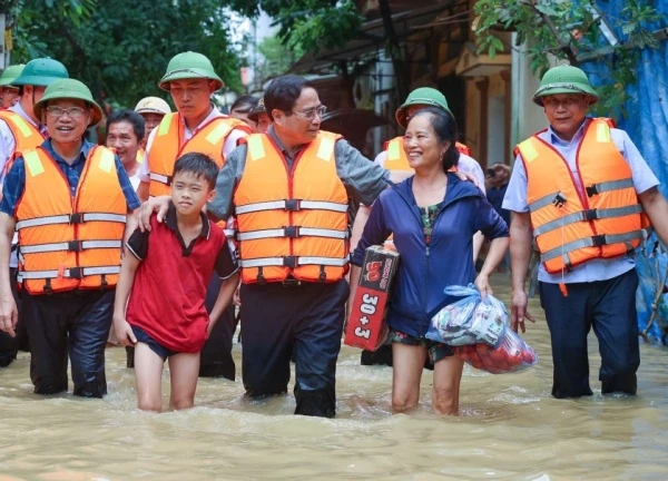 Thủ tướng: Nghiên cứu sử dụng 'đường không', bằng mọi cách tiếp tế cho dân