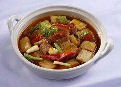 Trời mưa gió, mẹ đảm làm nồi thịt heo quay kho măng đậm đà đãi cả nhà