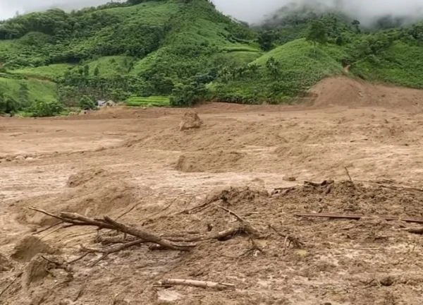 Sau lũ quét ở Làng Nủ, nam sinh vừa mất cha nay mồ côi mẹ