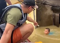 Cảm động hình ảnh bé trai bơi ra tận thuyền xin chai dầu gió cho bà nhưng hành động của thành viên đội cứu trợ gây tranh cãi trên MXH