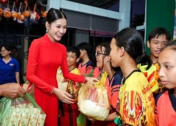 Hoa hậu Thanh Hà đón Trung thu sớm cùng trẻ em khó khăn