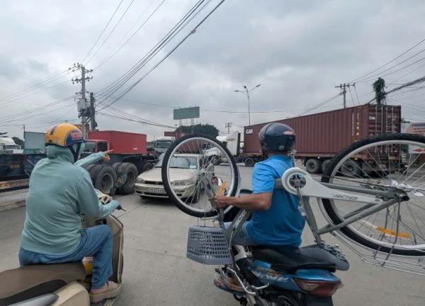 Người dân phản đối, BOT Phú Hữu ùn tắc nghiêm trọng ngày đầu thu phí