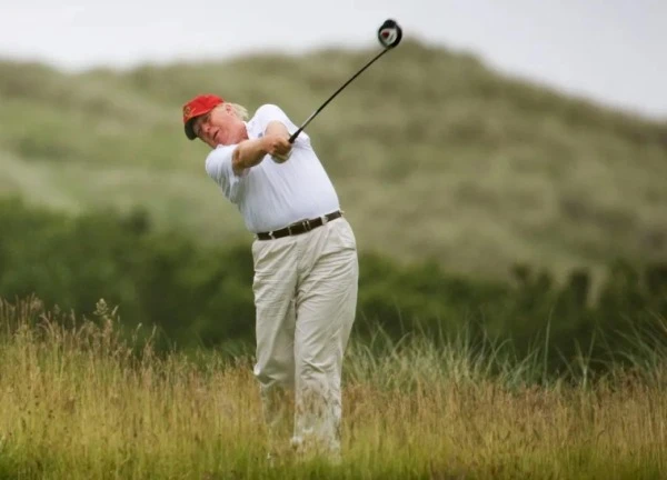 Nổ súng giữa lúc ông Trump đang chơi golf