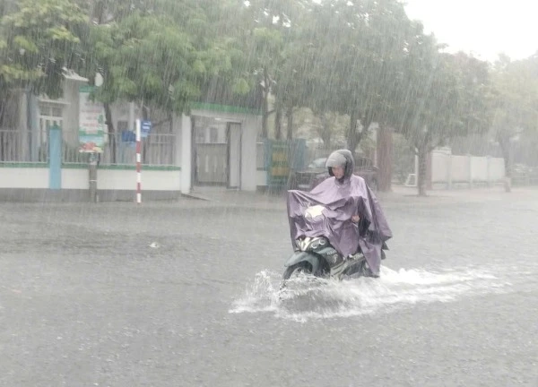 Quảng Nam mưa không ngớt, nhiều tuyến đường ngập sâu, học sinh được nghỉ học