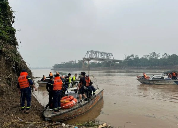 Sáng 16.9 mưa, tiếp tục tìm nạn nhân sập cầu Phong Châu, chuẩn bị dựng cầu phao